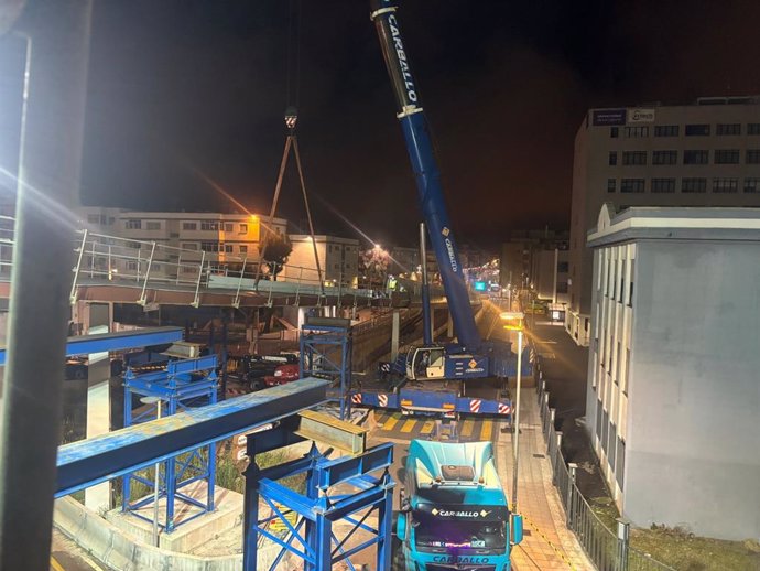Trabajos de colocación de la conexión que une la pasarela del Padre Anchieta con la Avenida Trinidad