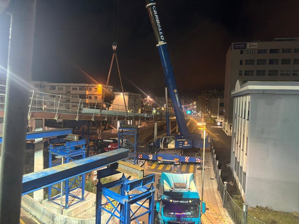 Trabajos de colocación de la conexión que une la pasarela del Padre Anchieta con la Avenida Trinidad
