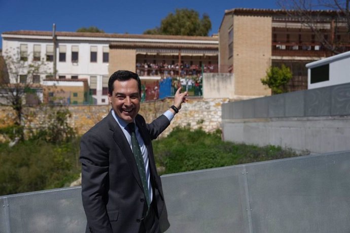 Foto subida por Juanma Moreno a sus redes señalando al alumando del colegio Jesús María