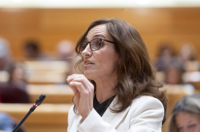 A Ministra da Saúde, Mónica García, intervém durante uma sessão de controle no Senado, em 8 de abril de 2025, em Madri (Espanha). Entre outras questões, o governo enfrentou questionamentos do Partido Popular exigindo que a Lei de Desperdício de Alimentos 