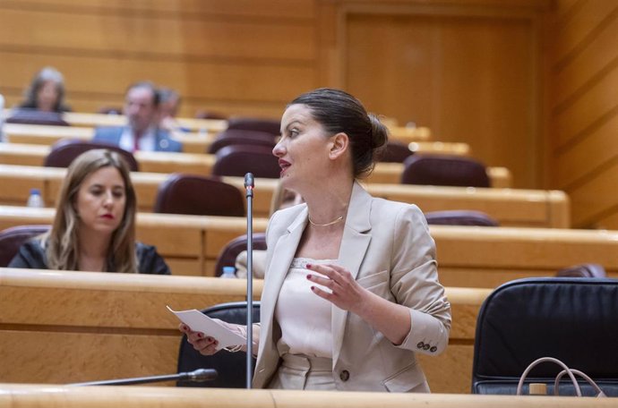 La ministra de Juventud e Infancia, Sira Rego, interviene durante una sesión de control en el Senado, a 8 de abril de 2025, en Madrid (España).