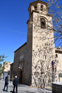 El obispo de Jaén, Sebastián Chico (d), atiende las explicaciones de un operario sobre la intervención en la iglesia de Santa María Magdalena.