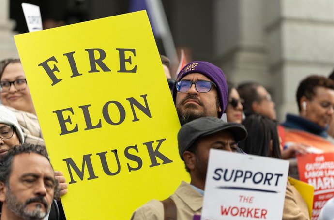 19 de março de 2025, Denver, Colorado, EUA: Um homem segura um pôster "FIRE ELON MUSK" durante uma manifestação de trabalhadores no Capitólio do Colorado, em Denver, na quarta-feira, 19 de março de 2025.