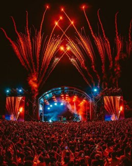 Archivo - Estudiates portugueses en el concierto final del festival 'La Punta' celebrado en Punta Umbría (Huelva) en 2024.