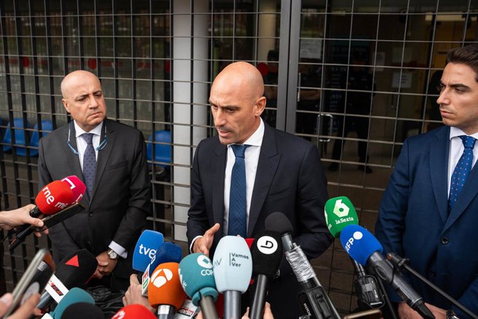 Archivo - El expresidente de la RFEF Luis Rubiales ofrece declaraciones a los medios a su salida tras declarar en calidad de imputado en el Juzgado de Primera Instancia e Instrucción Número 4 de Majadahonda, a 29 de abril de 2024, en Majadahonda, Madrid (