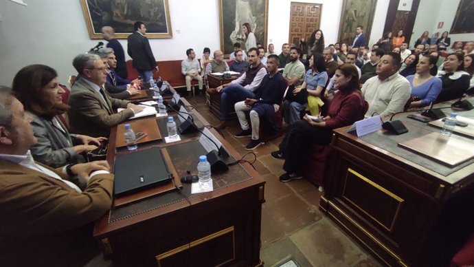 Fuentes (izda., centro), preside la reunión sobre el Virus del Nilo en la Diputación.