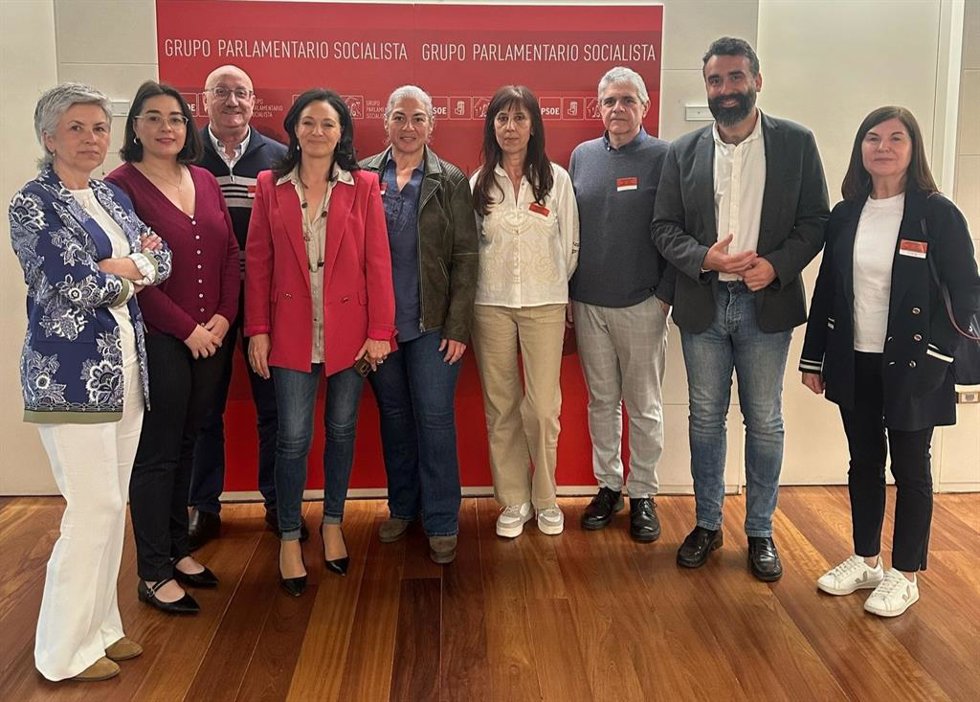 Crespín (4 izda.) y Mayoral (2 dcha.), en su reunión en el Congreso con responsables de Avaela.