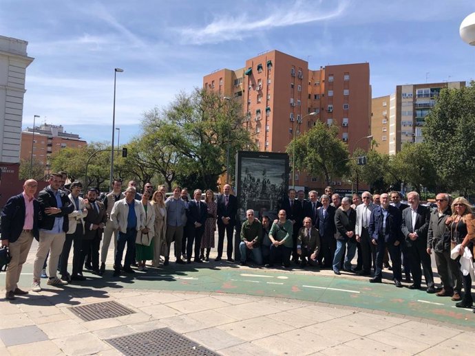El Ayuntamiento homenajea a los fotógrafos de la Semana Santa de Sevilla con una exposición que recorre toda la ciudad