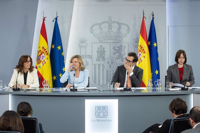 (I-D) La ministra de Sanidad, Mónica García; la ministra Portavoz, Pilar Alegría; el ministro de Economía, Carlos Cuerpo y la ministra de Ciencia, Innovación y Universidades, Diana Morant, durante una rueda de prensa posterior a la reunión del Consejo de 
