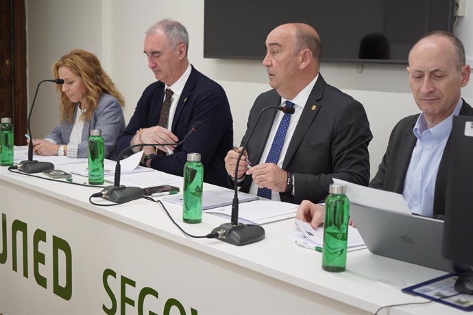 La directora del centro en Segovia, Mariló Reina (i); el alcalde de Segovia, José Mazarías; el presidente de la Diputación, Miguel Ángel de Vicente, y el director del Campus Noroeste de la UNED, Víctor Manuel Gonzélz.