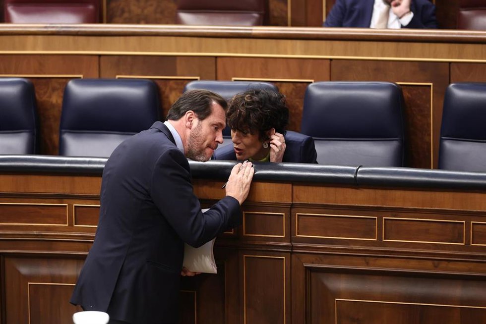 El ministro de Transportes y Movilidad Sostenible, Óscar Puente y la ministra de Inclusión, Seguridad Social y Migraciones, Elma Saiz, durante una sesión plenaria, en el Congreso de los Diputados, a 19 de marzo de 2025, en Madrid (España).