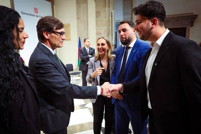 Salvador Illa recibe a representantes de entidades del pueblo gitano en el Palau de la Generalitat.