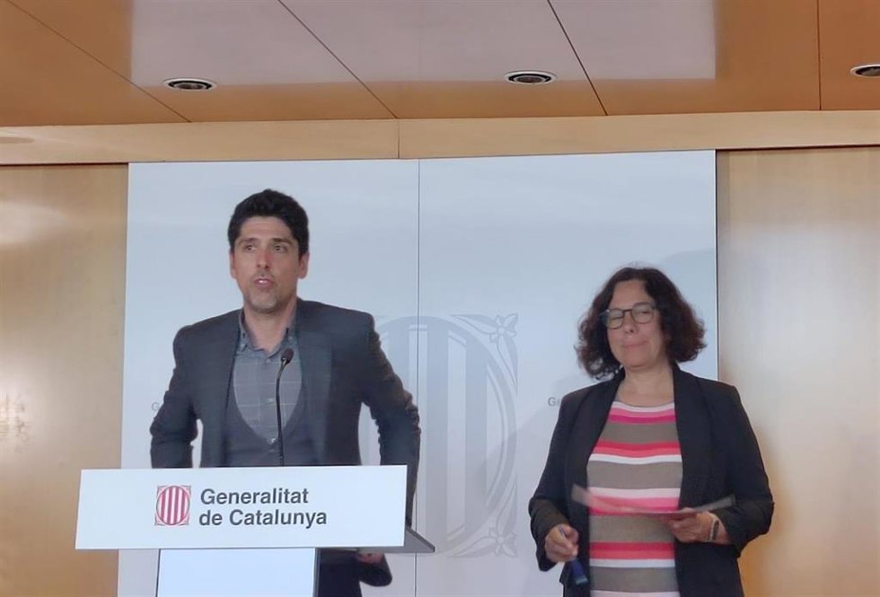 El portavoz de los Comuns en el Parlament, David Cid, y la diputada de los Comuns Susanna Segovia en rueda de prensa