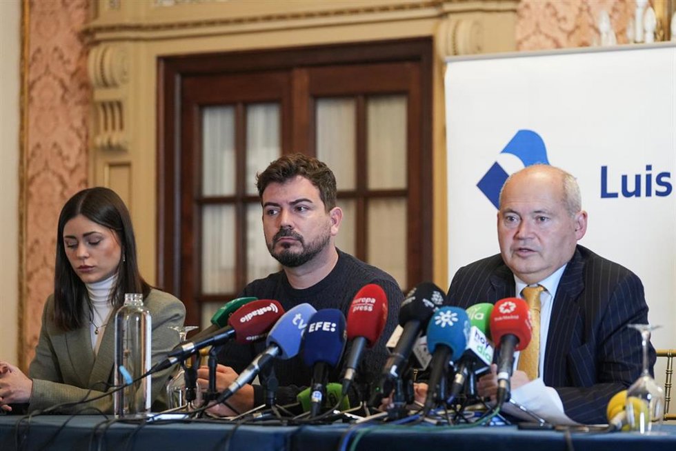 Archivo - El abogado de la familia de soldado Carlos León, Luis Romero (d), junto al portavoz de la familia del soldado (c), durante su intervención en la rueda de prensa. A 19 de diciembre de 2024, en Sevilla