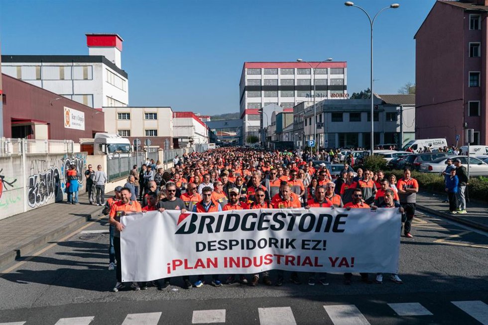 Manifestación de trabajadores de Bridgestone en Basauri (Bizkaia) contra los despidos