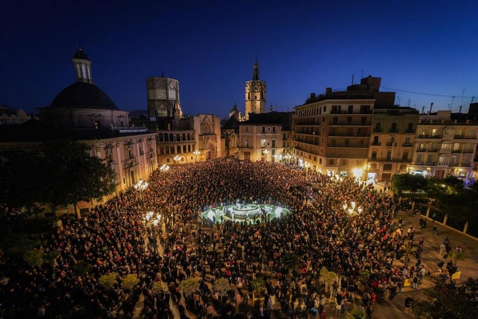 Cientos de personas durante la sexta manifestación ciudadana con el lema 'Mazón dimissió' en la plaza de la Virgen de Valncia.