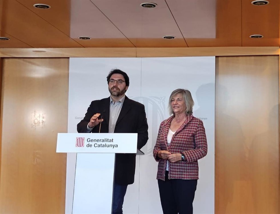 El líder de PSC-Units en el Parlament, Ferran Pedret, y la diputada del PSC Eva Candela en rueda de prensa.