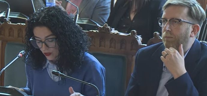 Vanessa Gutiérrez, a la izquierda
