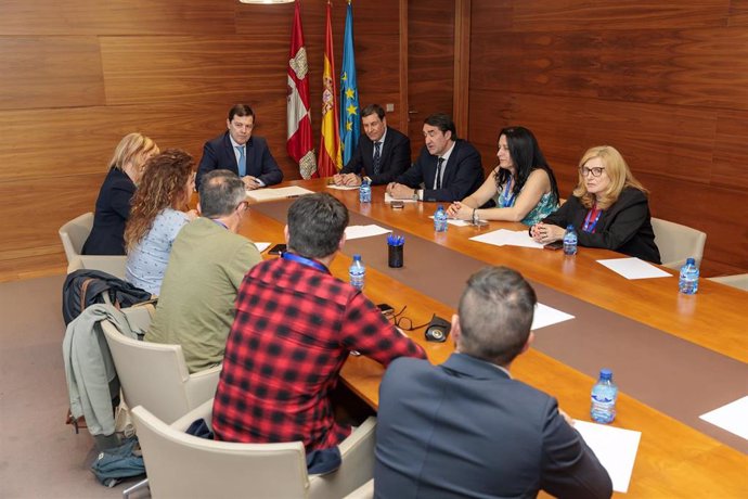 Reunión de UGT, CCOO, USO y CGT de León con el presidente de la Junta, Alfonso Fernández Mañueco.
