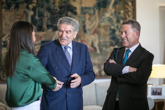 El presidente de la Federación Regional Gitana de Asociaciones de C-LM, Jesús Cano, junto al presidente regional, Emiliano García-Page, y la consejera de Bienestar Social, Bárbara García Torijano.