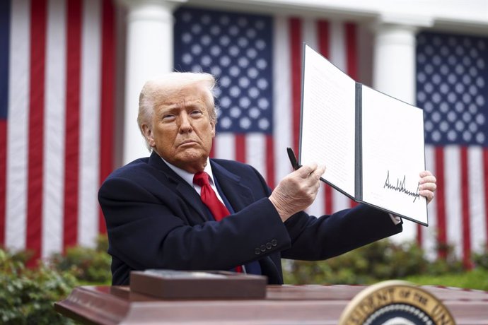 Donald Trump signant un paquet d'aranzels el 2 d'abril.