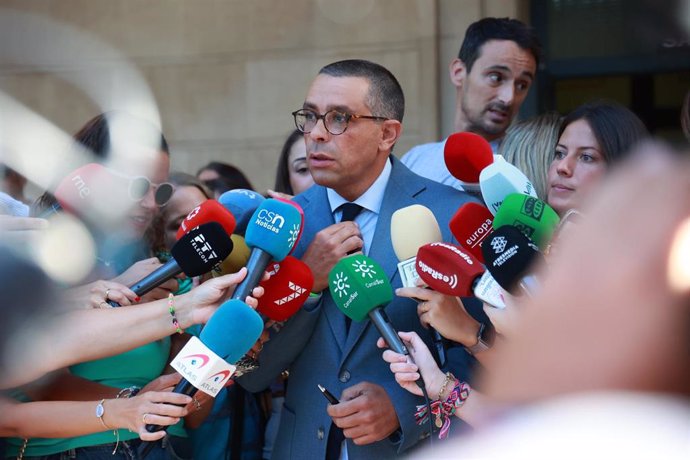 Archivo - El abogado José Antonio Sires atiende a los medios de comunicación