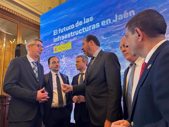 El Ministro de Transportes y Movilidad Sostenible, Óscar Puente,en la Mesa Técnica para la Estación Intermodal.