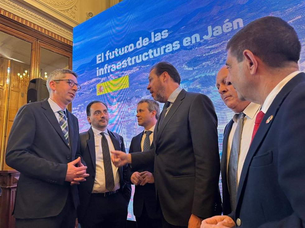 El Ministro de Transportes y Movilidad Sostenible, Óscar Puente,en la Mesa Técnica para la Estación Intermodal.