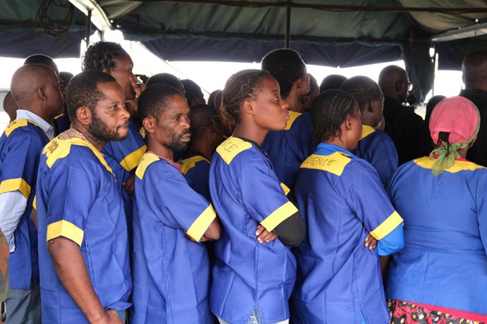 Archivo - KINSHASA, 7 de junho de 2024 -- Supostos golpistas são julgados em um tribunal militar em Kinshasa, na República Democrática do Congo (RDC), em 7 de junho de 2024. Cerca de 50 homens, incluindo três cidadãos americanos, foram acusados de envolvi