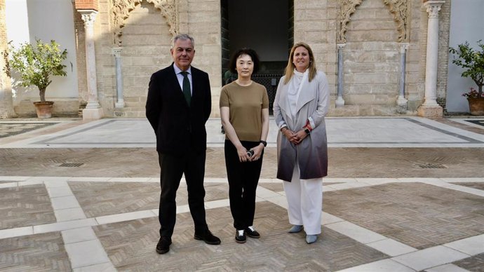 Sanz con representantes de Air China en el Alcázar
