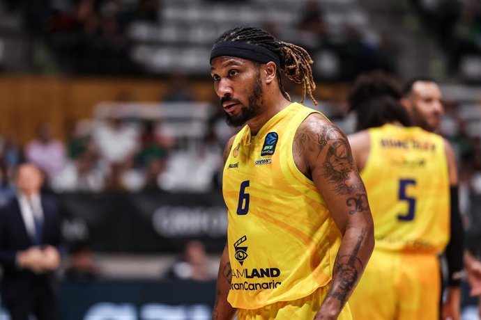 Archivo - Andrew Albicy, do Dreamland Gran Canaria, observa durante a partida da BKT EuroCup entre Juventut Badalona e Dreamland Gran Canaria no Palau Olimpic em 29 de outubro de 2024 em Badalona, Espanha.