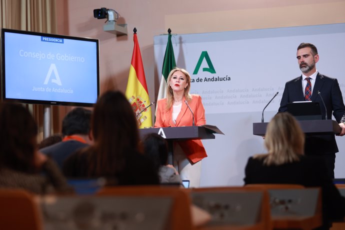 La consejera de Economía, Hacienda y Fondos Europeos y portavoz del Gobierno, Carolina España; y el consejero de Agricultura, Pesca, Agua y Desarrollo Rural, Ramón Fernández-Pacheco, durante la rueda de prensa posterior al Consejo de Gobierno.