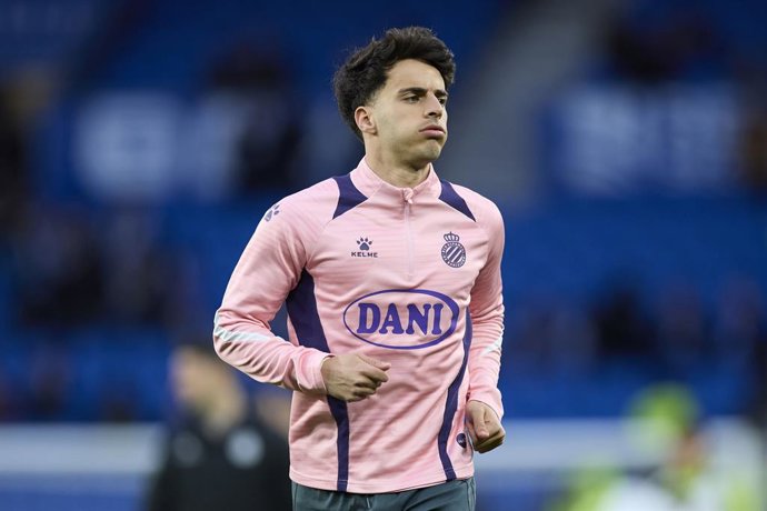 Archivo - Alvaro Aguado, do RCD Espanyol, observa durante a partida da LaLiga EA Sports entre Real Sociedad e RCD Espanyol na Reale Arena em 9 de fevereiro de 2025, em San Sebastian, Espanha.