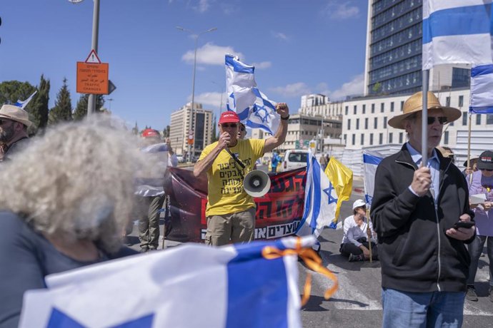19 de março de 2025, Israel, Tel Aviv: israelenses protestam contra o governo por causa dos planos do primeiro-ministro Benjamin Netanyahu de remover o chefe do Shin Bet, Ronen Bar, a retomada dos ataques israelenses em Gaza e o retorno do político de ext