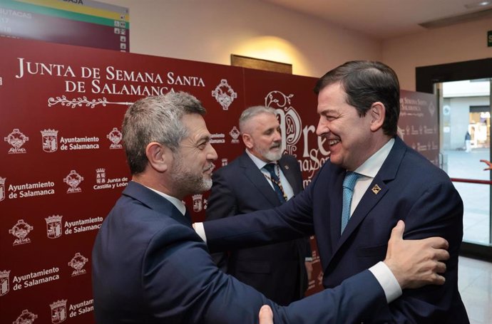 Mañueco refuerza sus vínculos con la Semana Santa salmantina y presenta a su pregonero como un "entregado embajador"