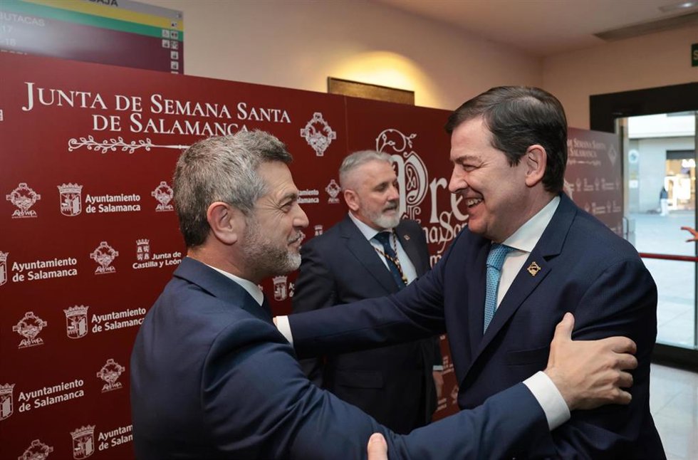 Mañueco refuerza sus vínculos con la Semana Santa salmantina y presenta a su pregonero como un "entregado embajador"
