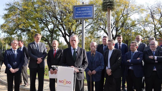Inauguración de la glorieta dedicada a la Virgen de la Candelaria en la entrada de los Jardines de Murillo.