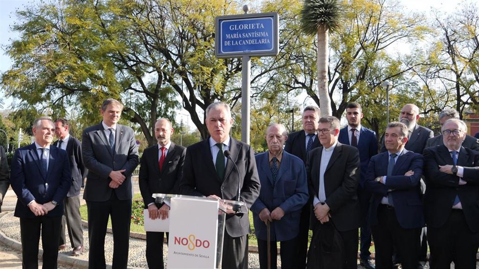 Inauguración de la glorieta dedicada a la Virgen de la Candelaria en la entrada de los Jardines de Murillo.