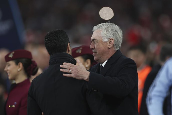 Carlo Ancelotti, técnico do Real Madrid, cumprimenta Mikel Arteta, técnico do Arsenal, durante a partida de ida das quartas de final da Liga dos Campeões da UEFA 2024/25 entre Arsenal FC e Real Madrid C.F. no Estádio do Arsenal em 08 de abril de 2025 em L