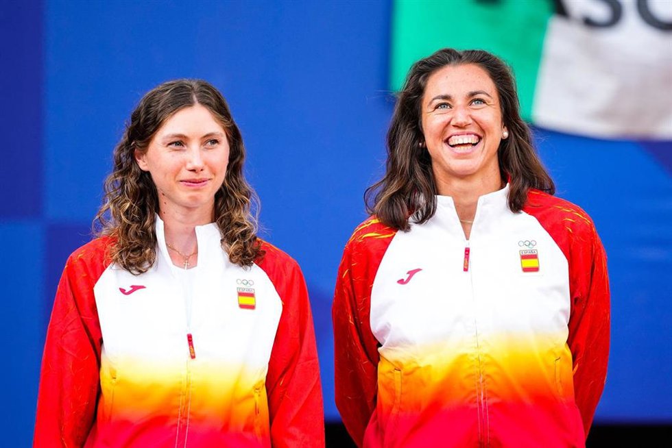 Archivo - Bronze Medallists, Cristina Bucsa of Spain and Sara Sorribes Tormo of Spain pose on the podium during the Tennis Women's Doubles medal ceremony after the Tennis Women's Doubles Gold medal match on Court Philippe-Chatrier at Roland-Garros Stadi