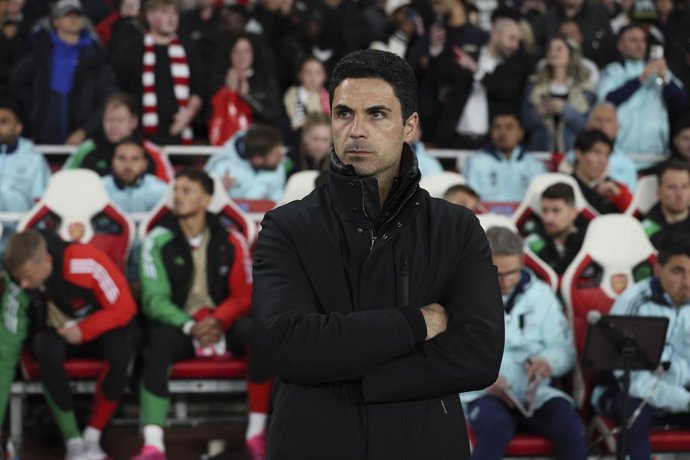 Mikel Arteta, técnico do Arsenal, observa durante a partida de ida das quartas de final da Liga dos Campeões da UEFA 2024/25 entre o Arsenal FC e o Real Madrid C.F. no Estádio do Arsenal em 08 de abril de 2025 em Londres, Inglaterra.