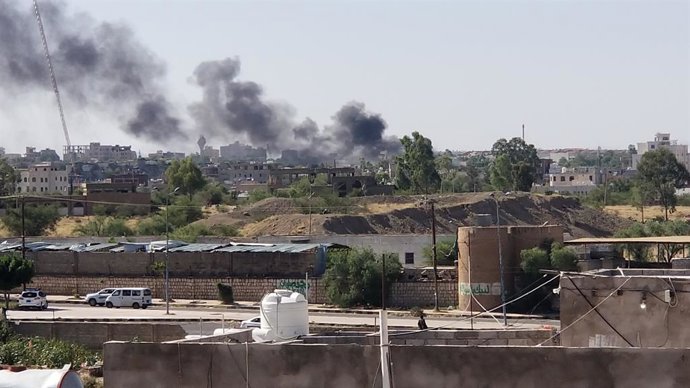 Archivo - SANAA, 7 de junio de 2024 -- Esta foto tirada com um telefone celular mostra a fumaça saindo de uma posição militar de Al-Siyanah após um ataque aéreo em Sanaa, Iêmen, em 7 de junho de 2024. Aviões de guerra dos EUA e da Grã-Bretanha atingiram a