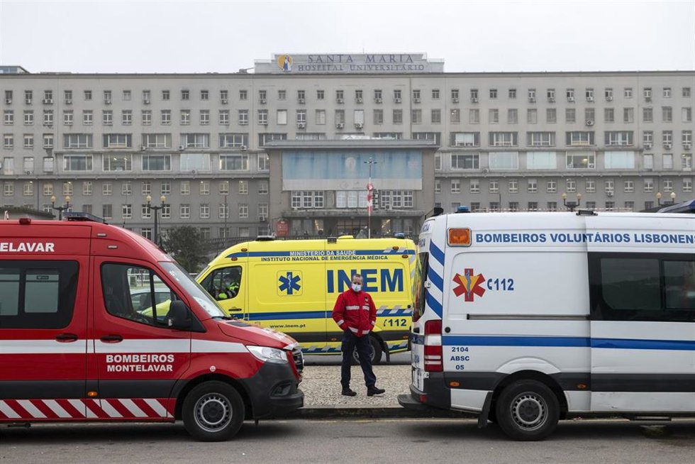 Archivo - Imagen de archivo de una ambulancia y un vehículo de Bomberos de Portugal