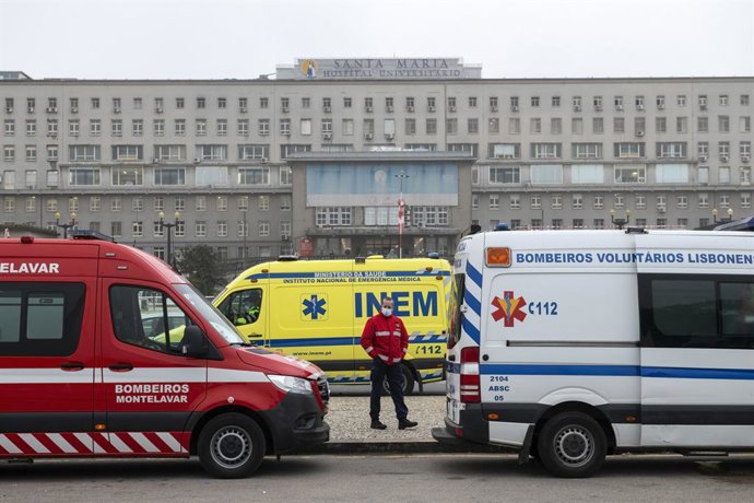 Archivo - Arquivo - 29 de janeiro de 2021, Lisboa, Portugal: Dezenas de ambulâncias fazem fila para deixar pacientes infectados com Covid-19 no hospital Santa Maria, em Lisboa. A espera pode levar até 12 horas. Enquanto esperam