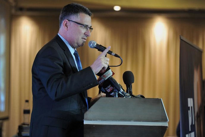 Archivo - HAIFA, 19 de dezembro de 2019 O membro sênior do Likud, Gideon Saar, fala com seus apoiadores durante um evento de campanha para a liderança do partido Likud em Haifa, em 18 de dezembro de 2019. (JINI via Xinhua)