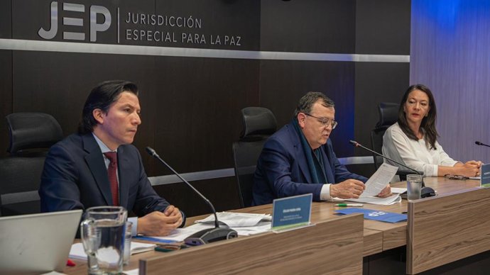 Membros da Jurisdição Especial para a Paz (JEP) em uma coletiva de imprensa.