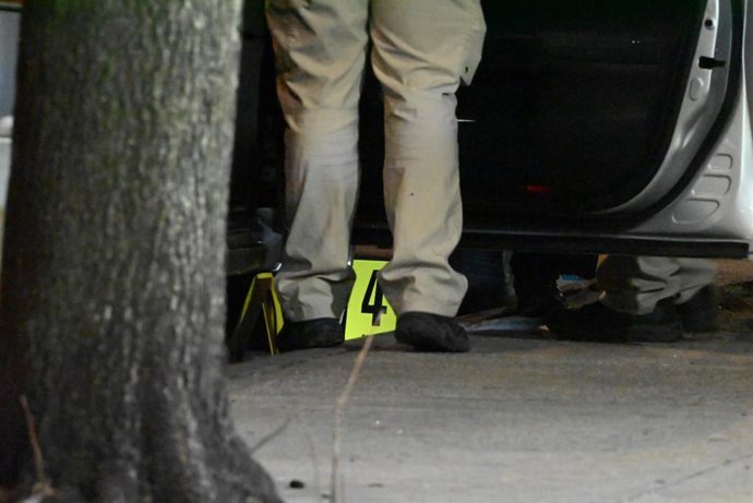 14 de março de 2025, Mott Haven, Bronx, Nova York, Estados Unidos: Membros da Unidade de Cena de Crime do Departamento de Polícia da Cidade de Nova York marcam cartuchos de balas na cena do crime em que um homem de 31 anos foi baleado na cabeça e está atu