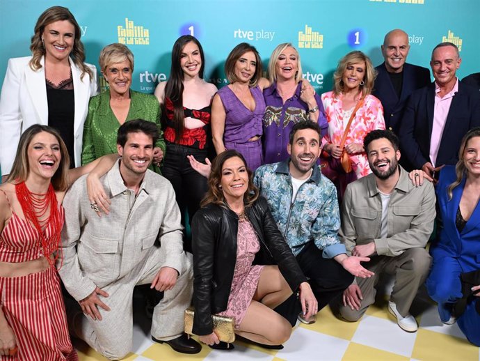 El equipo de ‘La familia de la tele’ durante la fiesta de presentación del nuevo programa de TVE en el emblemático Teatro Eslava de Madrid
