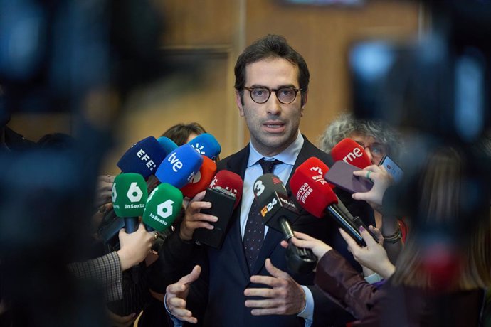 El ministro de Economía, Comercio y Empresa, Carlos Cuerpo, atiende a los medios de comunicación en el Ministerio de Economía, Comercio y Empresa, a 4 de abril de 2025, en Madrid (España). El ministro ha mantenido hoy reuniones con los portavoces de vario