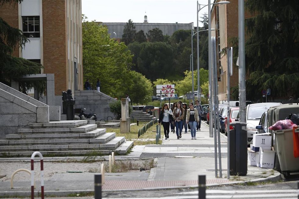 Archivo - Varios estudiantes pasean por la Universidad Complutense de Madrid, en Madrid, el 23 de abril de 2015.